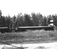 Wagony platformy na stacji.