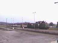 Mechanik wysiada na chwil, by wymieni ostatnie tego dnia pozdrowienia z kierpociem - lokomotywa doprowadzi skad do Kartuz i szybciutko ucieknie luzem do Gdyni. Pocig wi si jeszcze bdzie w okolicach stacji, gdzie tor zygzakiem odbija w stron Kartuz....