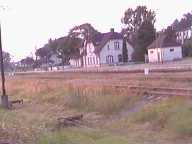 A my robimy jeszcze rundk wok stacji, by pokaza Wam Somonino. Budynek stacyjny przypomina wszystkie na tej trasie - dworce w Osowej, Wielkim Kacku, Babim Dole, a przede wszystkim pierwszy dworzec w Gdyni.