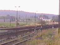 O 20:34 przyjeda pocig 66336 z Kartuz. Widzimy go wjedajcego krt drog od strony Kartuz. Prosimy dobrze si przyjrze - ten fragment stacji wystpi w naszej opowieci jeszcze par razy.