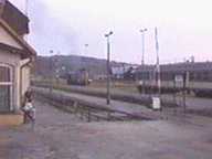 Najpierw lokomotywka (prosz zauway smug dymu, std przezwisko SMrodek) odjeda w stron Kocierzyny, daleko za wszystkie zwrotnice. Za chwil przejedzie ssiednim torem na drugi koniec pocigu, ale najpierw dyurny ruchu opuci szlabany.