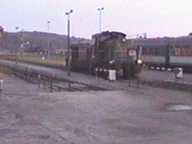 SMrodek przetacza si grzecznie na drugi koniec stacji - teraz dojedzie a do wylotu w stron Kartuz, by cofn si i podpi do koca skadu. Teraz to bdzie pocztek nowego pocigu. A czas ucieka...