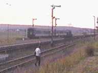 W tym czasie nastpuje clou programu - SMrodek ucieka z Kartuzami hen, a na tor wyjazdowy ze stacji. Bdzie czeka tam, a cae szalestwo si skoczy.