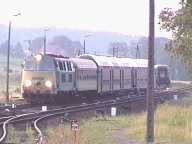 A teraz prosz si dokadnie przyjrze. W lewym dolnym rogu wida, czemu Kartuzy musiay znikn z pola widzenia - brakujcy nam do szczcia tor zabezpieczony jest wykolejnic (to takie czerwone na prawej szynie). Klucz od wykolejnicy siedzi w zamku w nastawni - od biedy da si wykolejnic zdj, ale wtedy nie da si na stacji ustawi adnego przebiegu. Ot, takie dziwne zabezpieczenie.