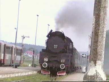 ...wjechaa na stacj. Tu ju czeka autobus szynowy do Kartuz, ktry planowo powinien by odjecha ju przed kwadransem.