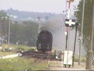 ...a wreszcie wyonia si zza wga. Sapic, dyszc...