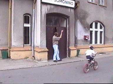 Somonino to w gruncie rzeczy szara i smutna stacja. Przydaby si may remoncik - czy te zacieki to grzybek?